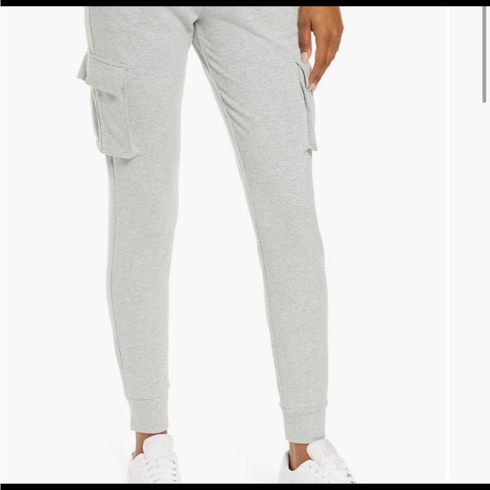 ⸻
✨ Alo Yoga Soho Sweatpant – Heather Gray – Size M – NWT ✨